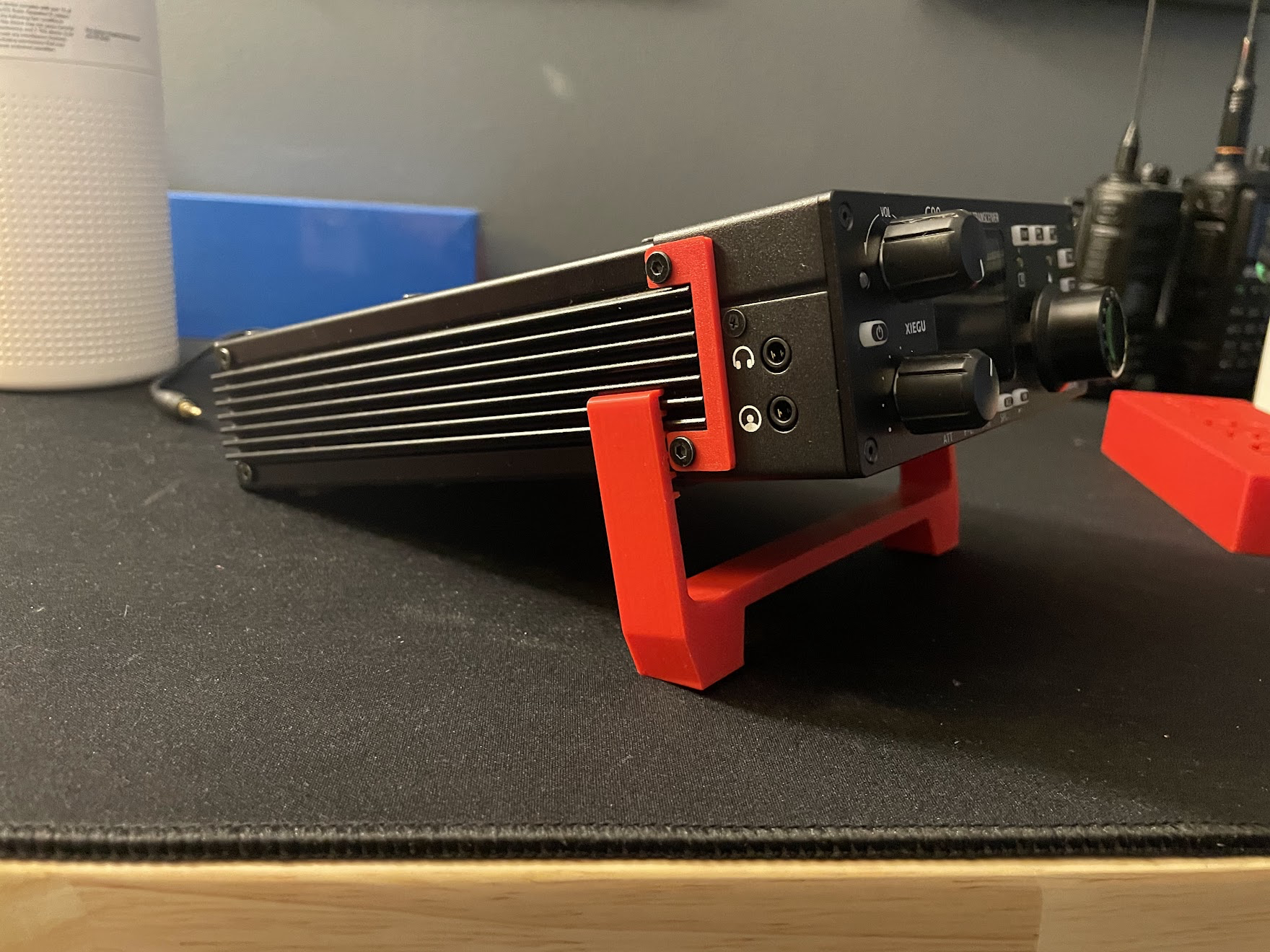 The G90 sitting on the original stand. The retainers are also visible.